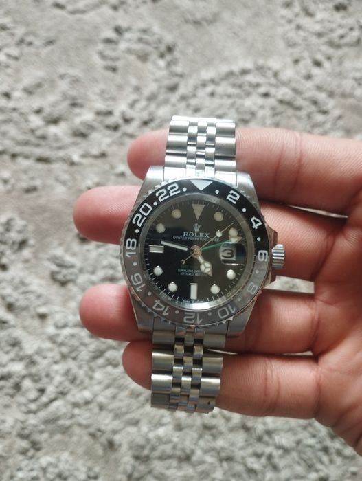 Orient va Rolex soatlar sotiladi
