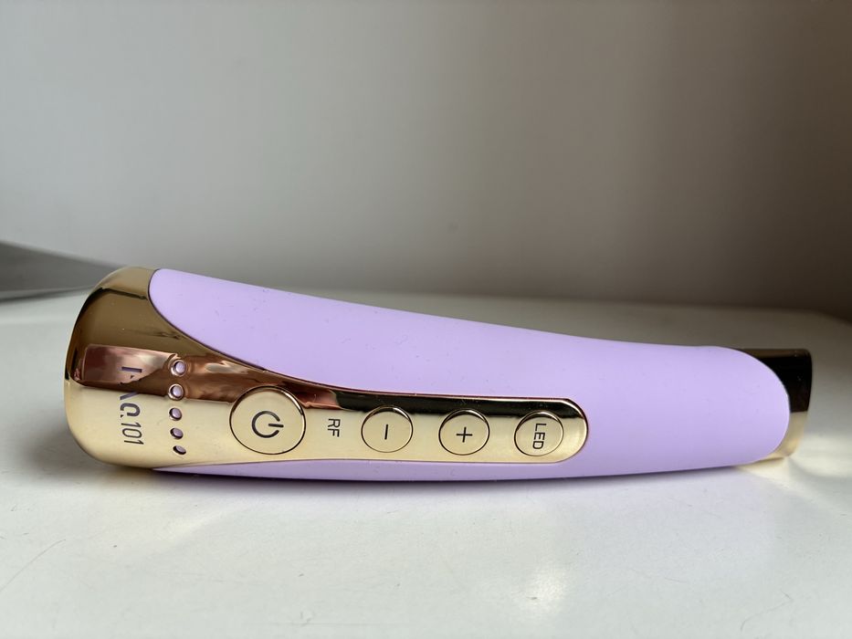 FOREO FAQ™ 101 уред за изглаждане и редуциране на бръчки