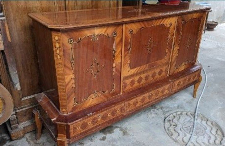 Комод, гнутые двери, карельская берёза, резьба в хорошем состоянии.