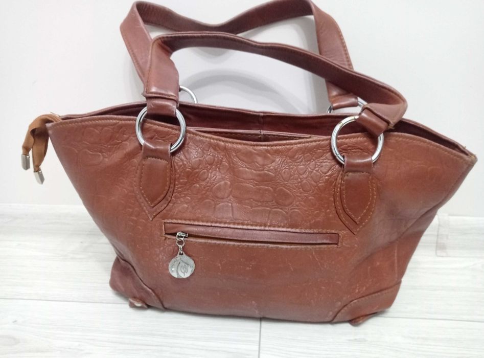 Сумка в хорошем состоянии,кожа ,на замке. Послужить надолго еще