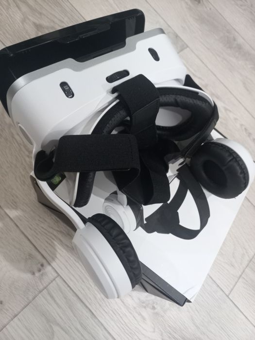 Продам виртуальные очки VR (виар]