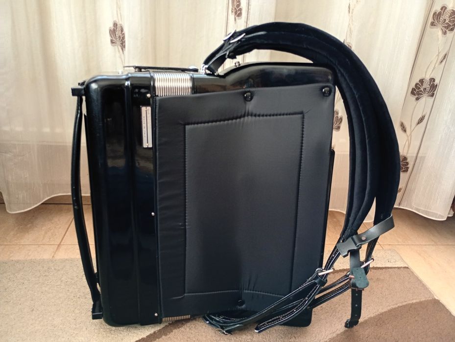 Vând acordeon GUERRINI