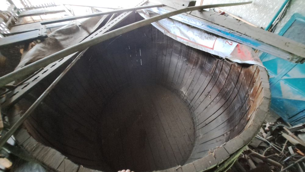 Butie de prune, vas lemn, tocitoare