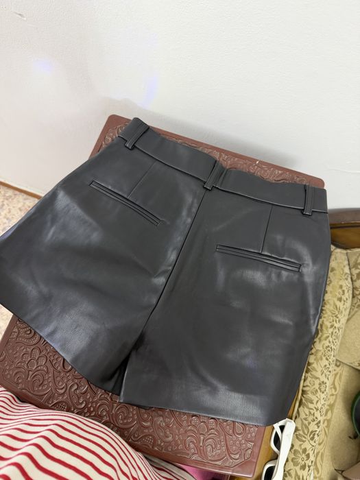 Кожаные шорты Zara (Размер S)