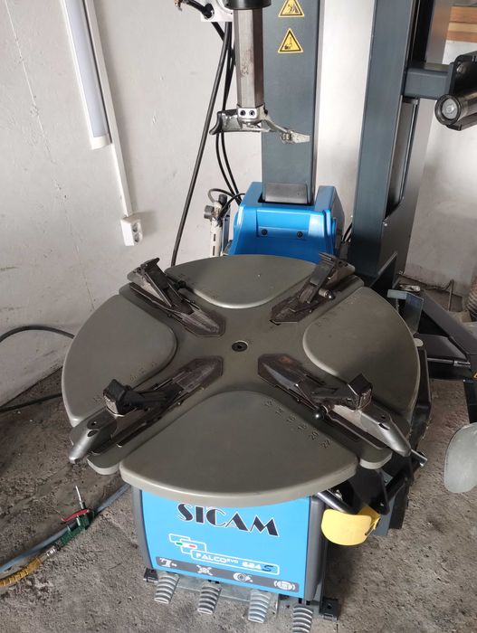 Продавам Италиански машини за монтаж, демонтаж и баланс на гуми