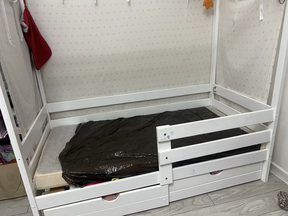 Продам детскую кроватку с матрасом