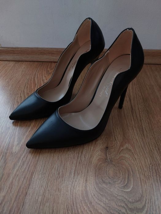 Черни високи обувки, на токче