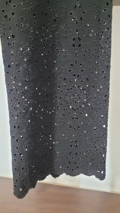 Pantaloni drepti cu broderie perforata de la Zara