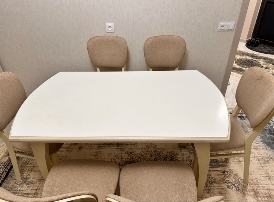 Кухонный стол со стулья отличного качества