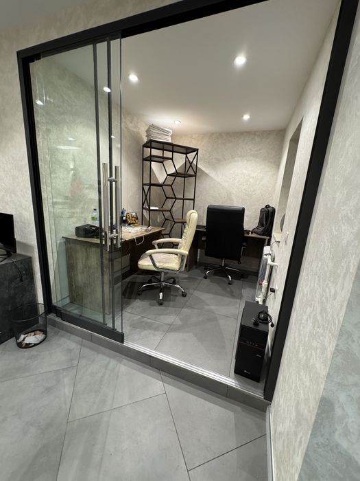 Своя срочна  прадаётся  коммерческое помещение готовый арендатор.1700$