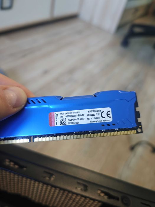 Компютър, работещ. Може и на части