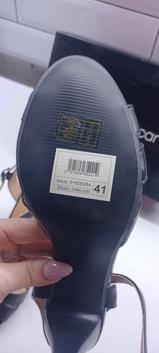 Продам босоножки и кроссовки