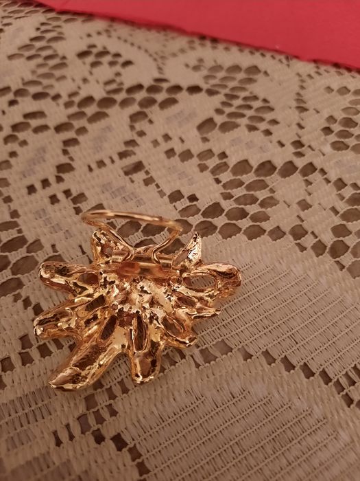 Minunata brosa cu pietre semiprețioase pentru esarfa