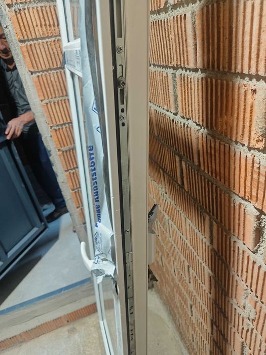Балконная пластиковая дверь со стеклопакетом