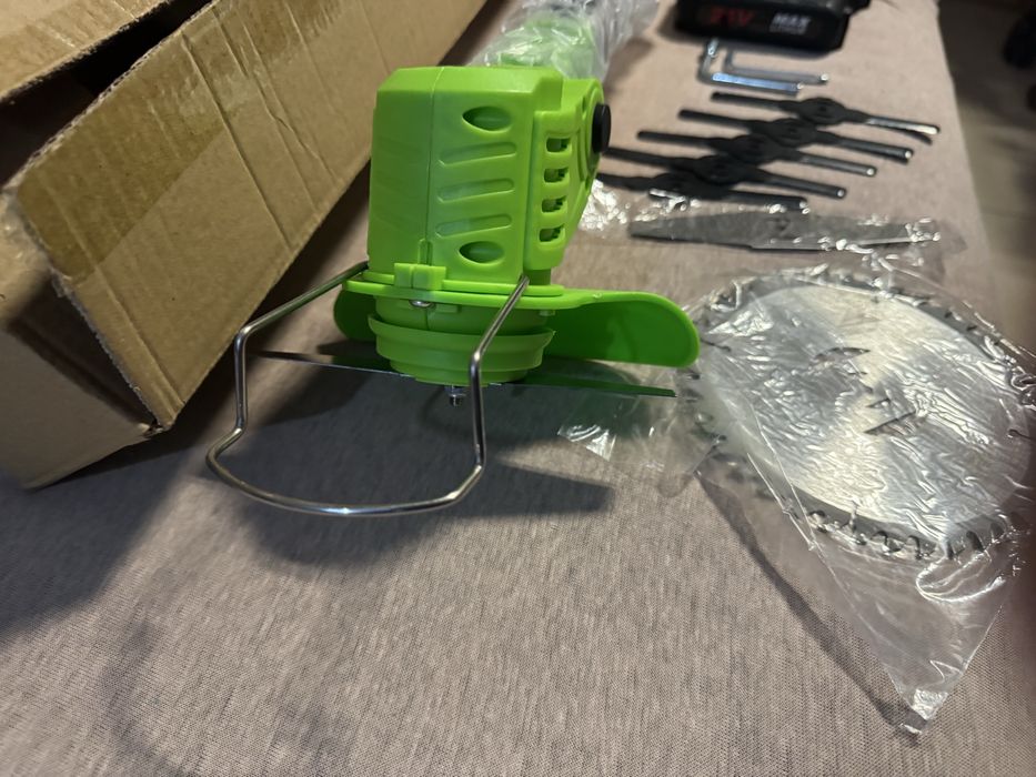 НОВ акумулаторен тример с 2 батерий и зарядно