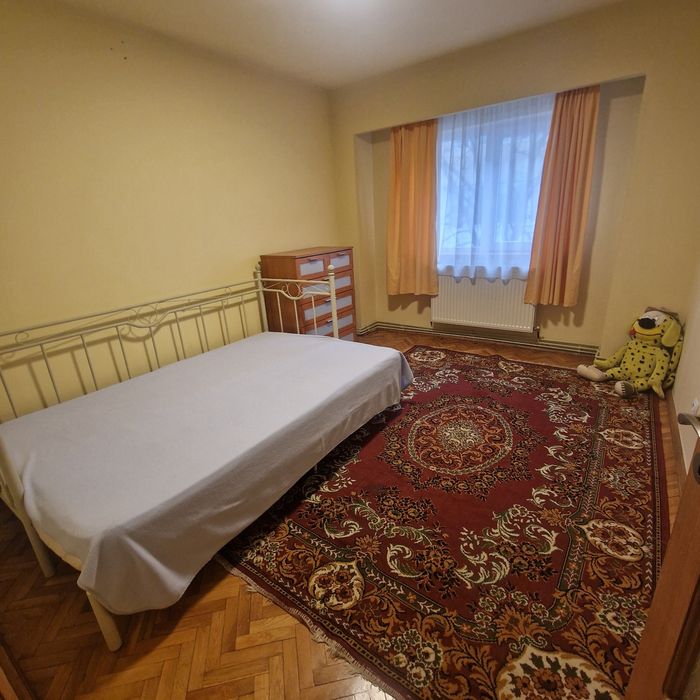 Închiriez apartament 4 camere
