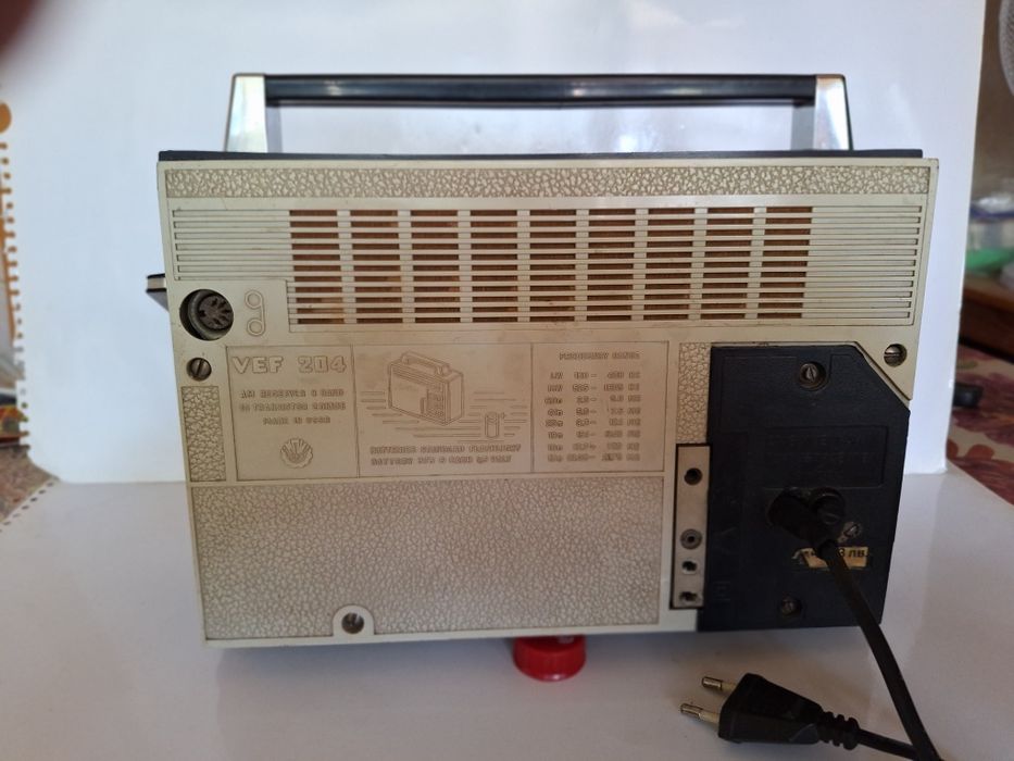 Продавам работещ ретро радио-транзистор VEF 204.