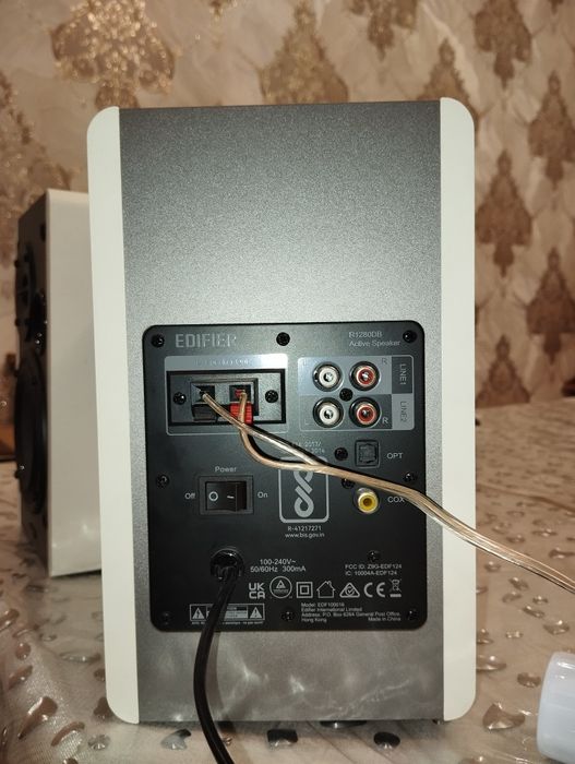 Edifier R1280DB.