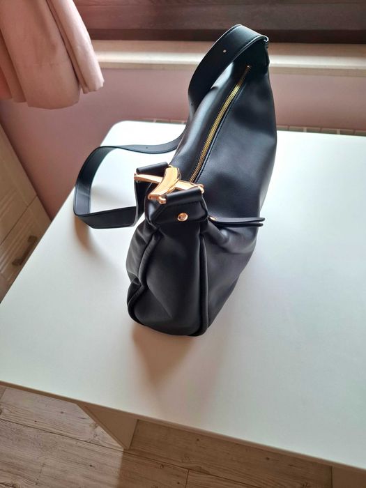 Дамска черна чанта със златист елемент