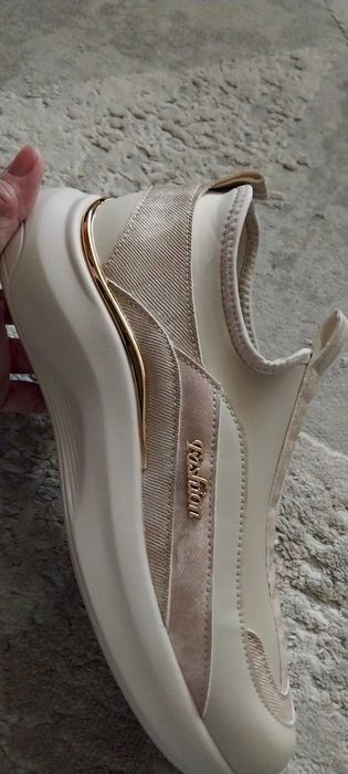 Новые женские кроссовки в цвете айвори