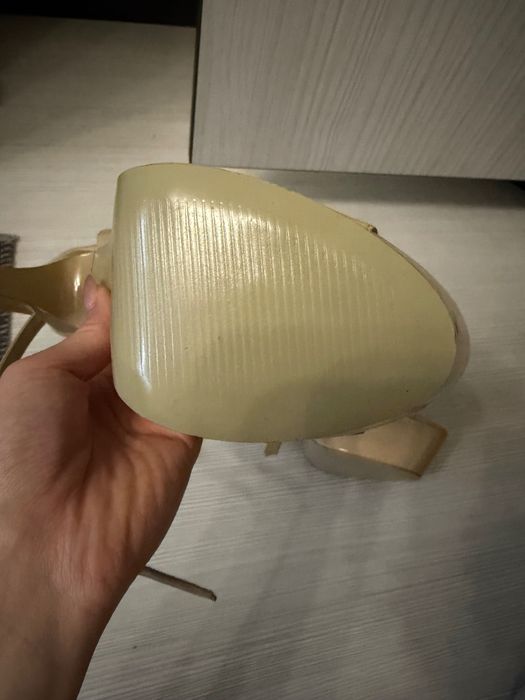 Дамски бежови токчета с платформа тип сандал