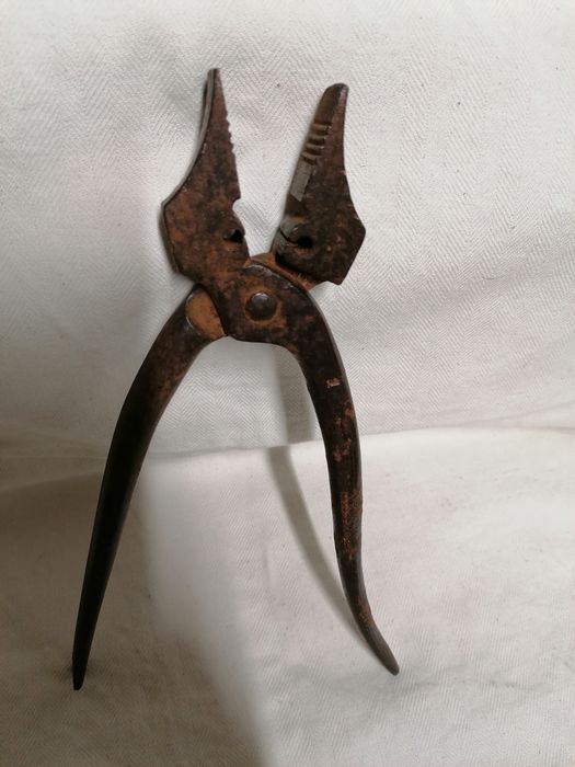 Старинен инструмент