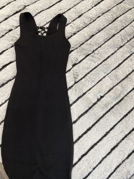 Рокля по тялото с изрязан гръб - ХС-С