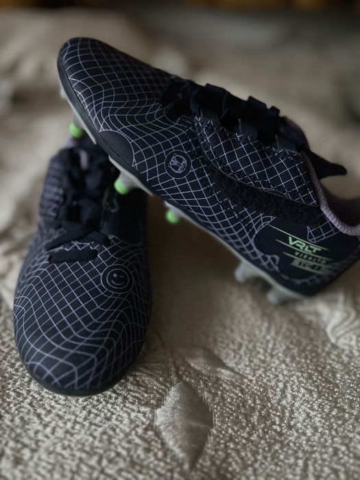 Детски обувки за футбол. Номер 32