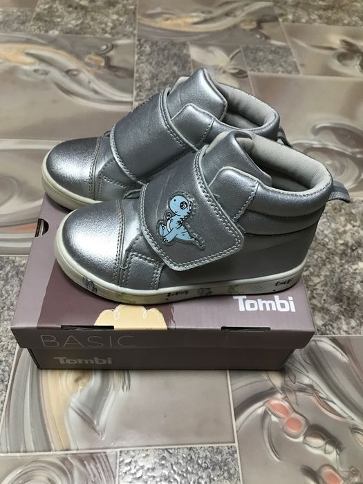 Продам детские ботинки