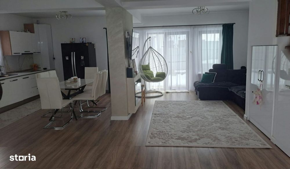 Casa duplex moderna, compartimentare eficienta