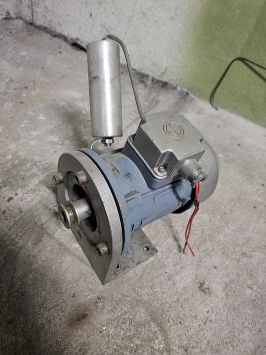 Electromotor industrial 0,37 kW, 2850 RPM, cu flanșă și condensator
