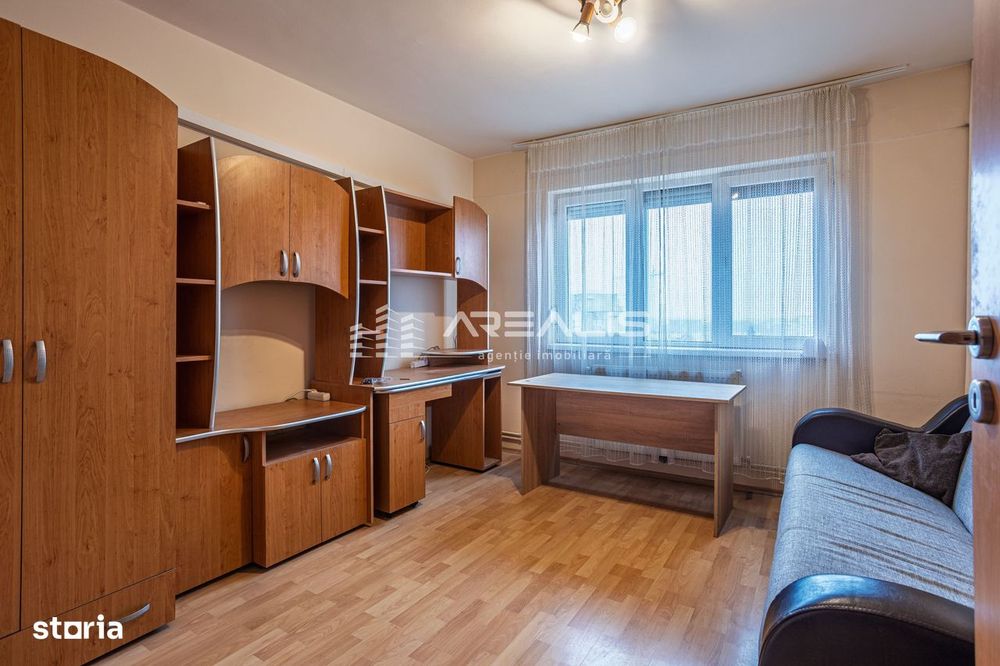 De închiriat -Apartament 3 camere, decomandat, zonă centrală