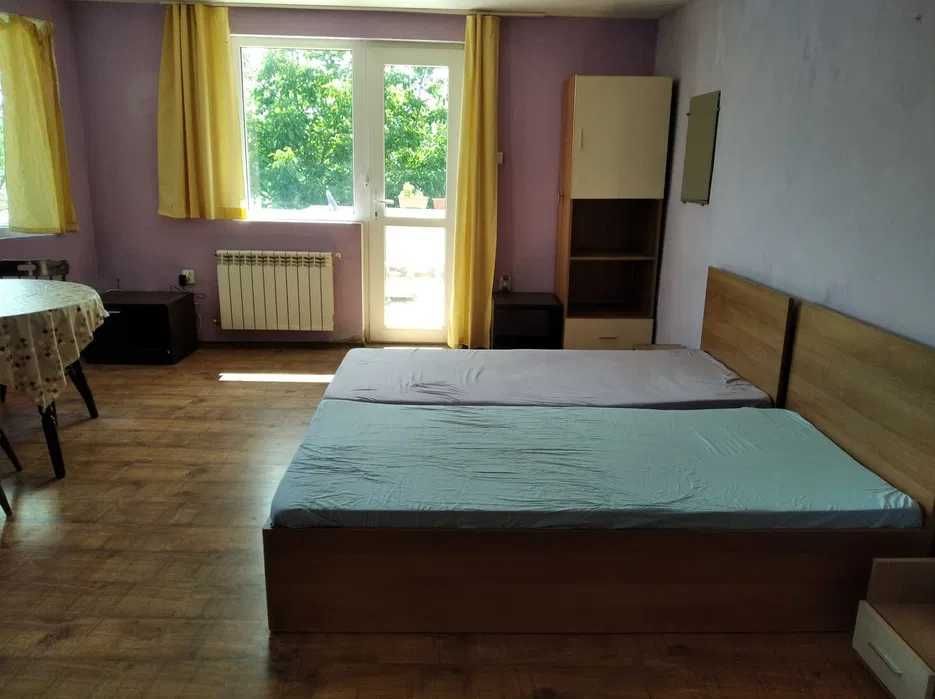 Дава се под наем Едностаен апартамент в Варна, м-т Траката - 45 кв.м за 204 € - Снимка #2