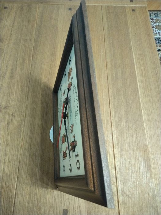 Стенен кварцов часовник, който се движи наобратно - Хумор от Габрово