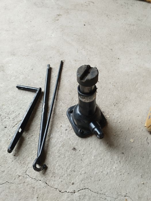 Домкрат для автомобиля