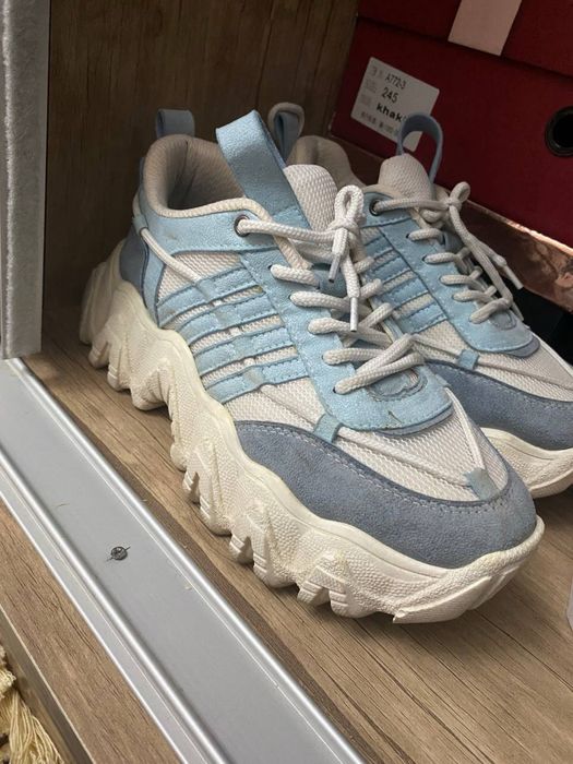 Женские кроссовки