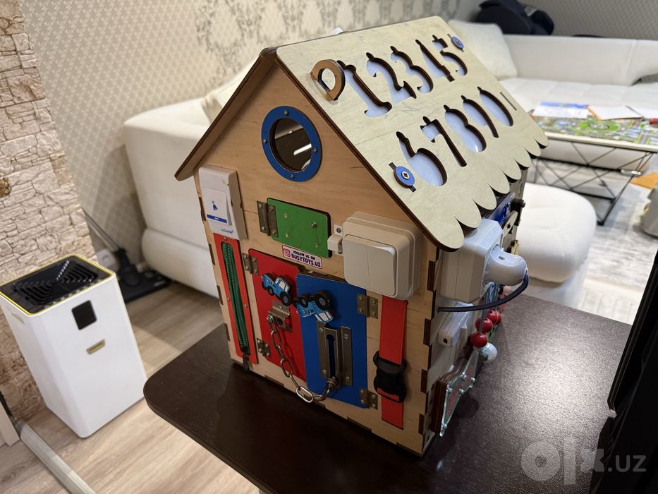 * развивающий бизидом от BusyToys для развития моторики ребенка