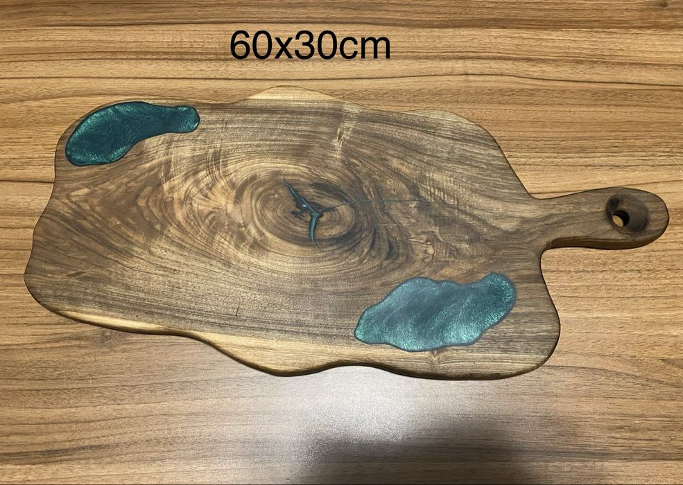 Platou din lemn masiv de nuc cu rasina