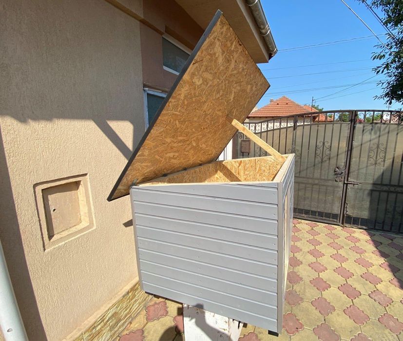 Cusca izolata cu acoperis rabatabil