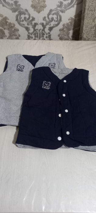 Двухсторонняя жилетка на мальчика 3/4 года НОВАЯ