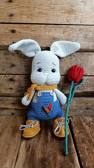 Плетено зайче с лале