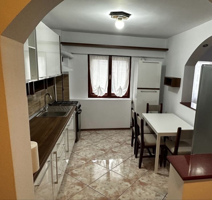 Închiriez apartament 3 camere