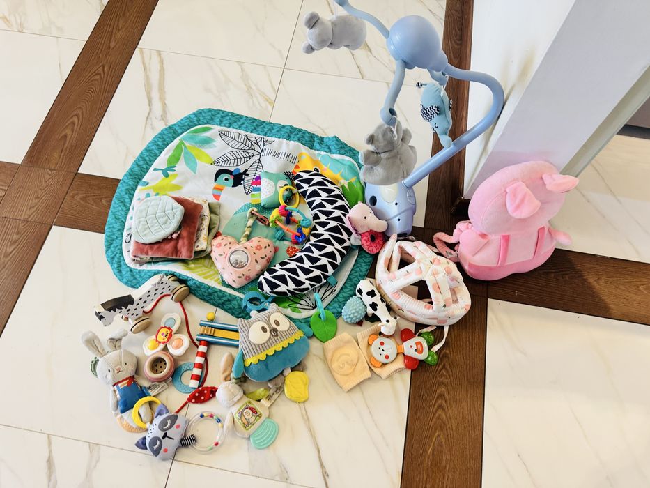 Лот играчки за бебе + Kinderkraft въртележка + килимче