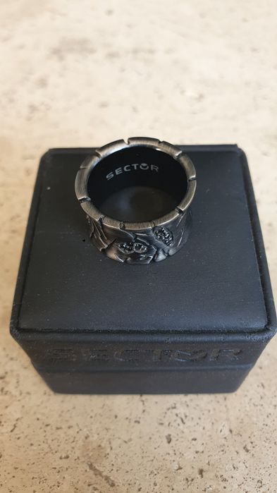 Inel Sector rock face black