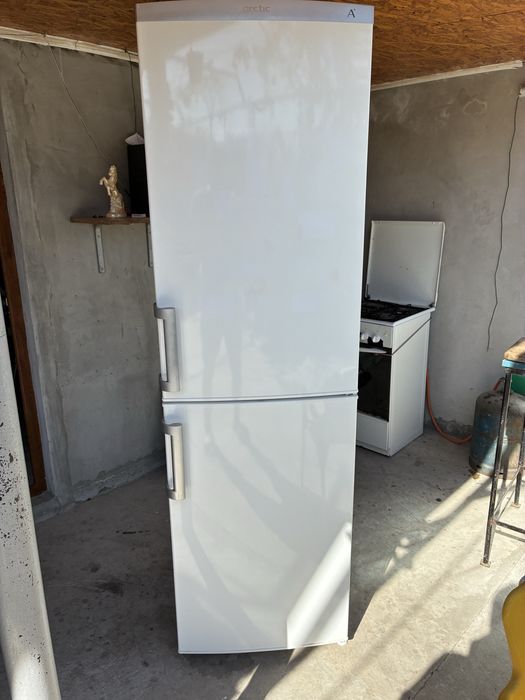 Vând 2 combine frigorifice cu 4 si respectiv 3 sertare in stare  nouo de functionare cu garantie .Ideale pentru tot felul de produse combinate !