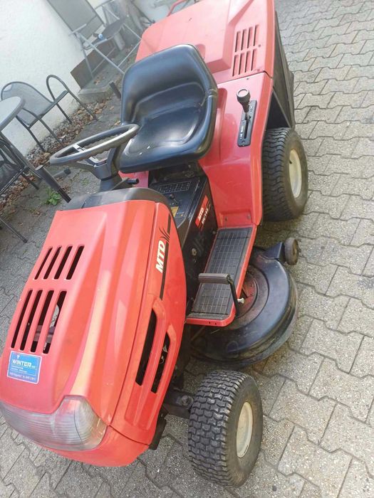 Tractor de tuns iarbă