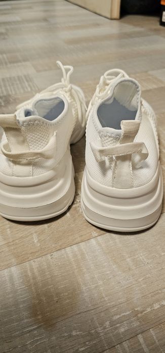 Продавам дамски маратонки Asics