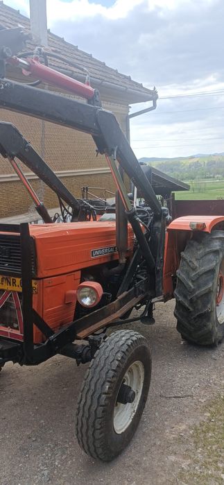 Tractor cu încărcător UTB550