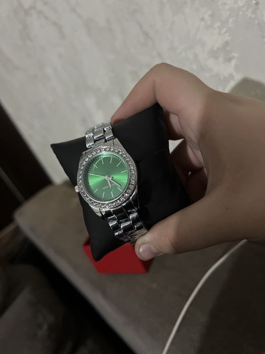 Элегантные часы с ярким зелёным циферблатом