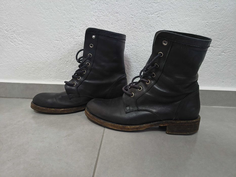 Три чифта боти и един- бели маратонки